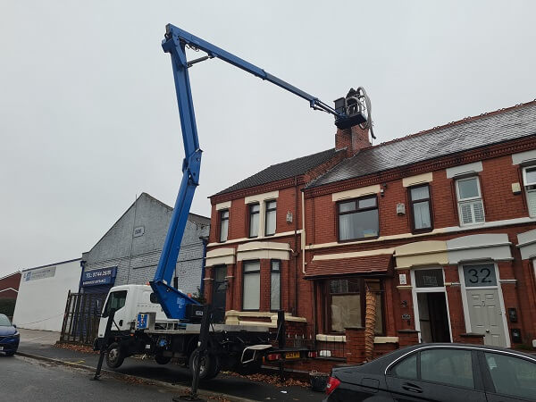 image of cherry picker hire liverpool